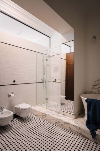 przedwojenny szyk w łazience w kamienicy