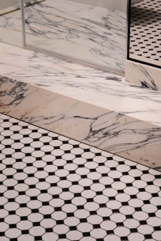 przedwojenny szyk w łazience w mieszkaniu w kamienicy