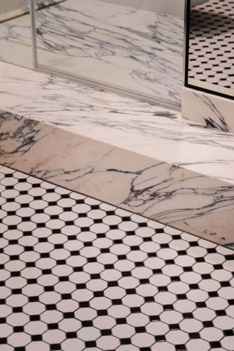 przedwojenny szyk w łazience w mieszkaniu w kamienicy