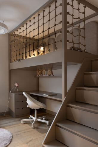 antresola z łóżkiem i biurkiem w pokoju nastolatka