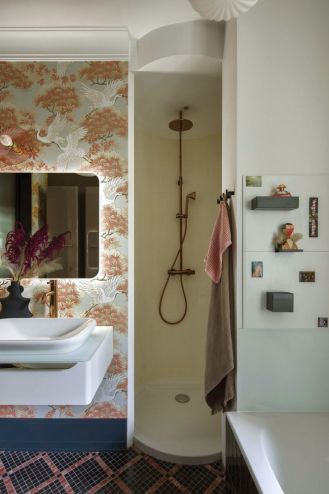 łazienka z zaokrąglonym prysznicem