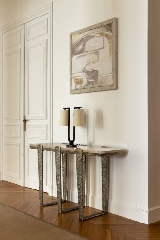 dekoracyjna konsola w przedpokoju