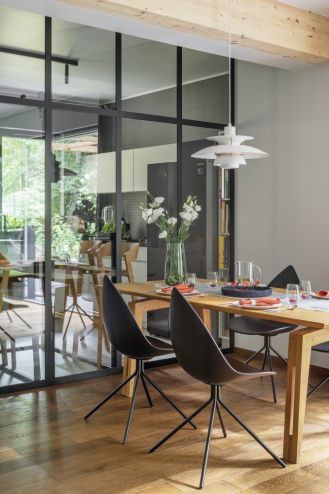 nowoczesna jadalnia z przeszkloną ścianą