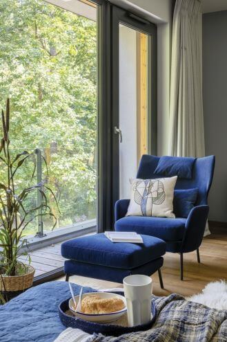 nowoczesna sypialnia z widokiem na las