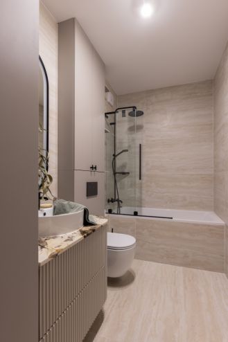 nowoczesna łazienka beżowa z czarnym