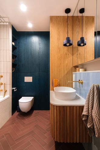 mała łazienka z drewnem i kolorowymi płytkami