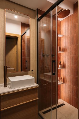 łazienka z rudymi płytkami i strukturalnym tynkiem