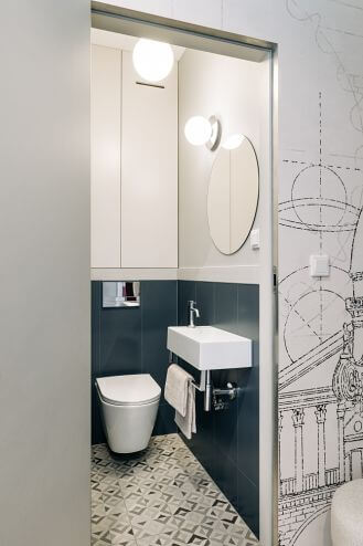 biało granatowa łazienka