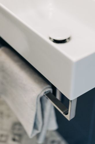 biało granatowa łazienka