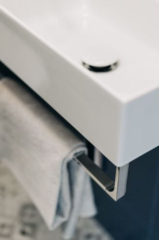 biało granatowa łazienka