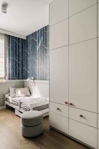 pokój dla chłopca z granatową tapetą