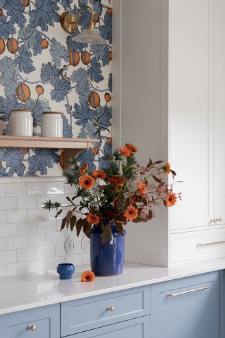 niebieska tapeta w kuchni