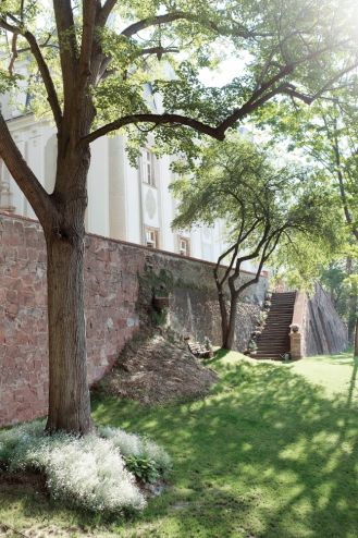 Barokowy pałac w Piszkowicach ukryty w zieleni