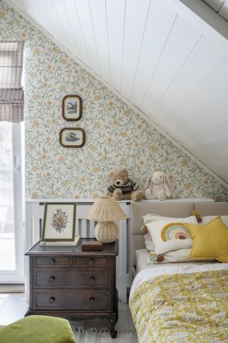 pokój dla dziewczynki na poddaszu ze skosem