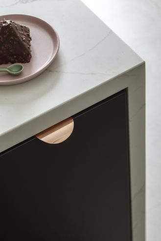 czarne fronty szafek kuchennych z miedzianymi uchwytami