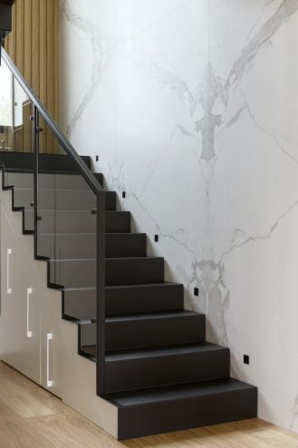 nowoczesne schody w domu jednorodzinnym