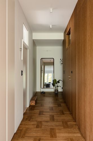 wąski przedpokój w mieszkaniu w kamienicy