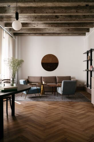 Meble vintage w salonie w kamienicy