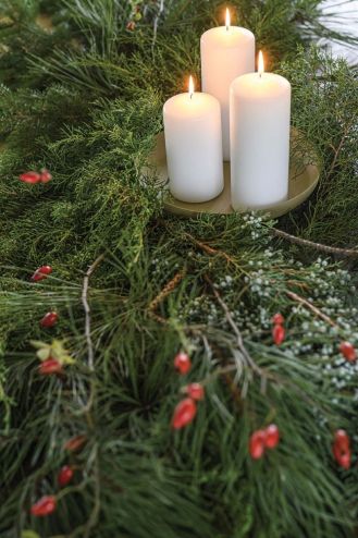 dekoracje bożonarodzeniowe na stole w jadalni