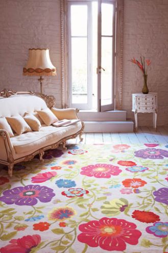Śmiałe połączenie stylów - barokowe meble i dywan w barwne ludowe kwiaty. SIGNATURE PRINTS