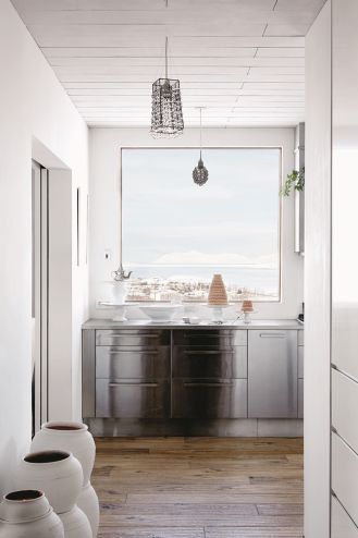 Zamiast obrazu prawdziwa martwa natura z naprędce odstawionych ceramicznych naczyń i malowanego lukrem ciasta.