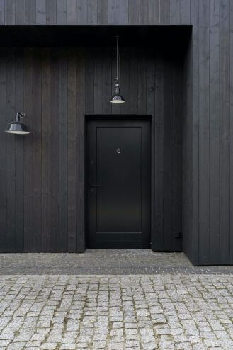 nowoczesna stodoła z opalanego drewna