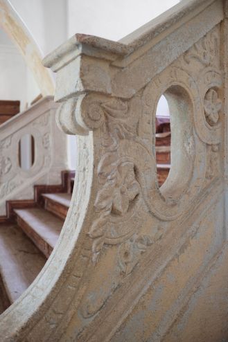 Barokowy pałac w Piszkowicach ukryty w zieleni