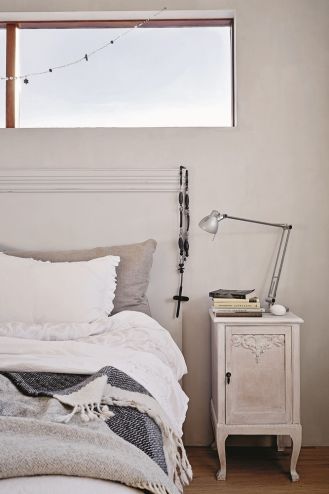 Przepis na łóżko po islandzku to: lniana haftowana pościel, kilka pledów z wełny renifera i stosik książek.