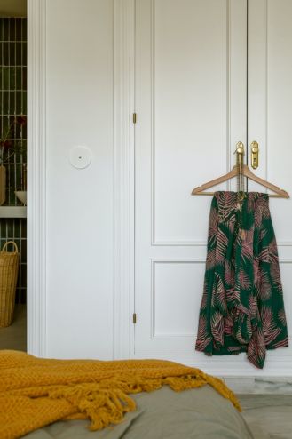 sypialnia z łazienką w stylu boho