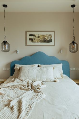 łóżko z niebieskim zagłówkiem