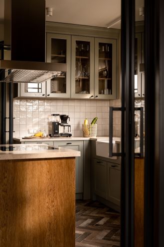 szara kuchnia z drewnem