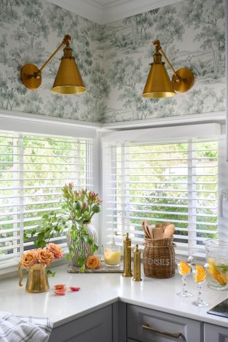 szara kuchnia z zieloną tapetą