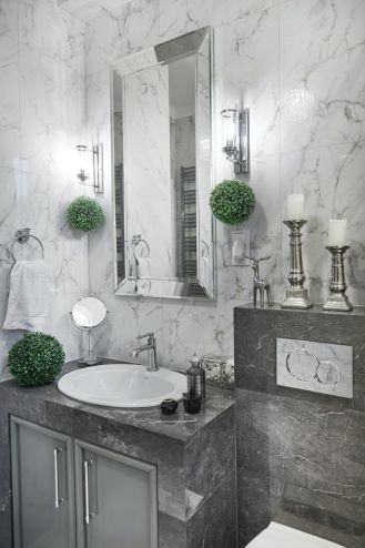 szara łazienka ze srebrnymi dodatkami