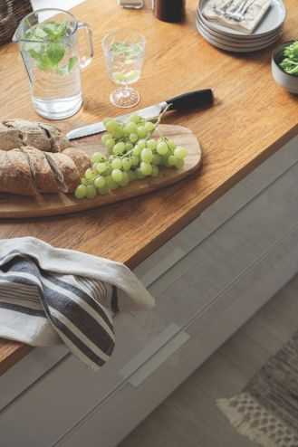 biała kuchnia z drewnianym blatem