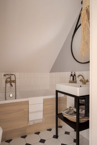 mała łazienka przy sypialni na poddaszu