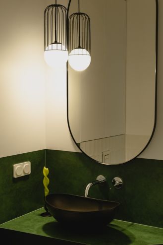 toaleta dla gości w ciemnych kolorach