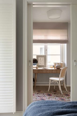 przytulne domowe biuro w sypialni