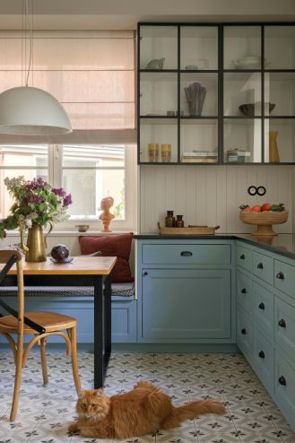 niebieska kuchnia z czarnym blatem