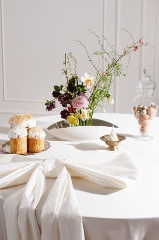 Elegancki wielkanocny stół w bieli