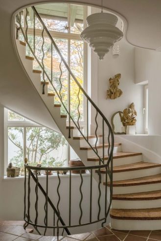 spiralne schody w willi