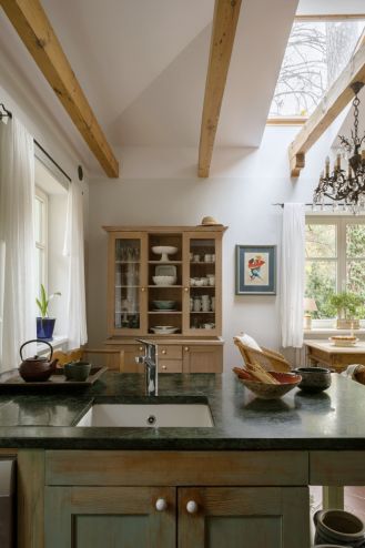 kuchnia z drewnianymi belkami sufitowymi