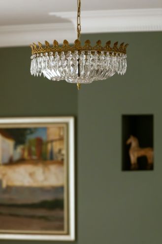 meble i dekoracje z różnych epok w salonie