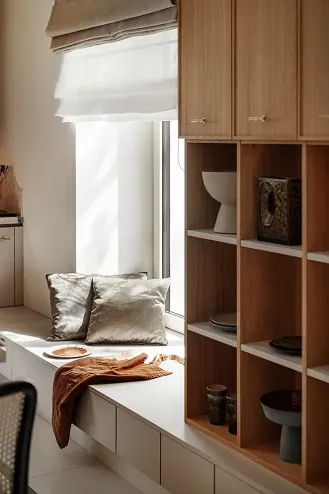 siedzisko pod oknem w kuchni