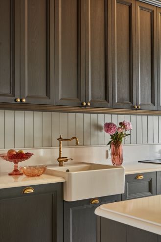 zlew farmerski w eleganckiej kuchni