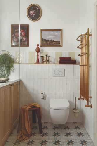 mała łazienka w ciepłych kolorach