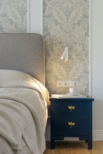 stolik nocny z ozdobnymi uchwytami