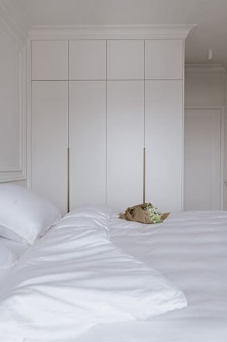 minimalistyczna sypialnia w bieli