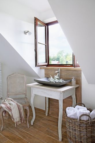 łazienka ze skosem zdjęcia