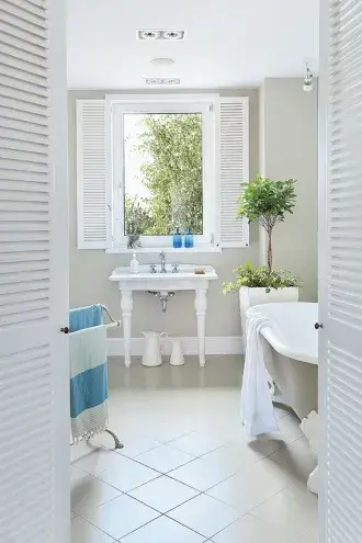 biała łazienka jakie dodatki