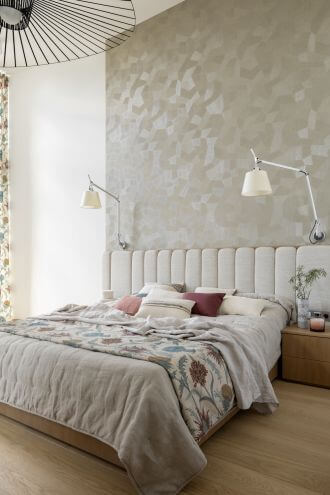 kremowa sypialnia z kinkietami przy łóżku